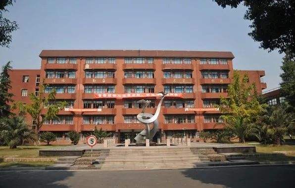 致力于培养服务于民航和社会发展所需的